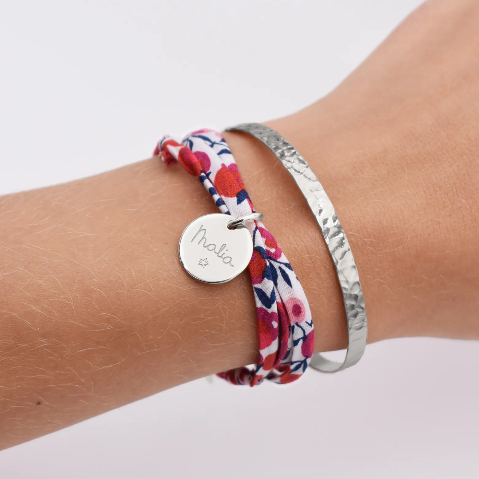 Duo bracelets personnalisés Jonc plat martelé et Liberty 3 tours médaille gravée argent 15 mm