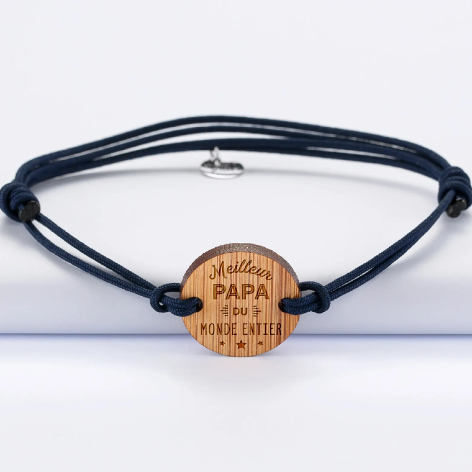 Duo de bracelets médailles gravées bois rondes 2 trous 21 mm Meilleurs Maman et Papa