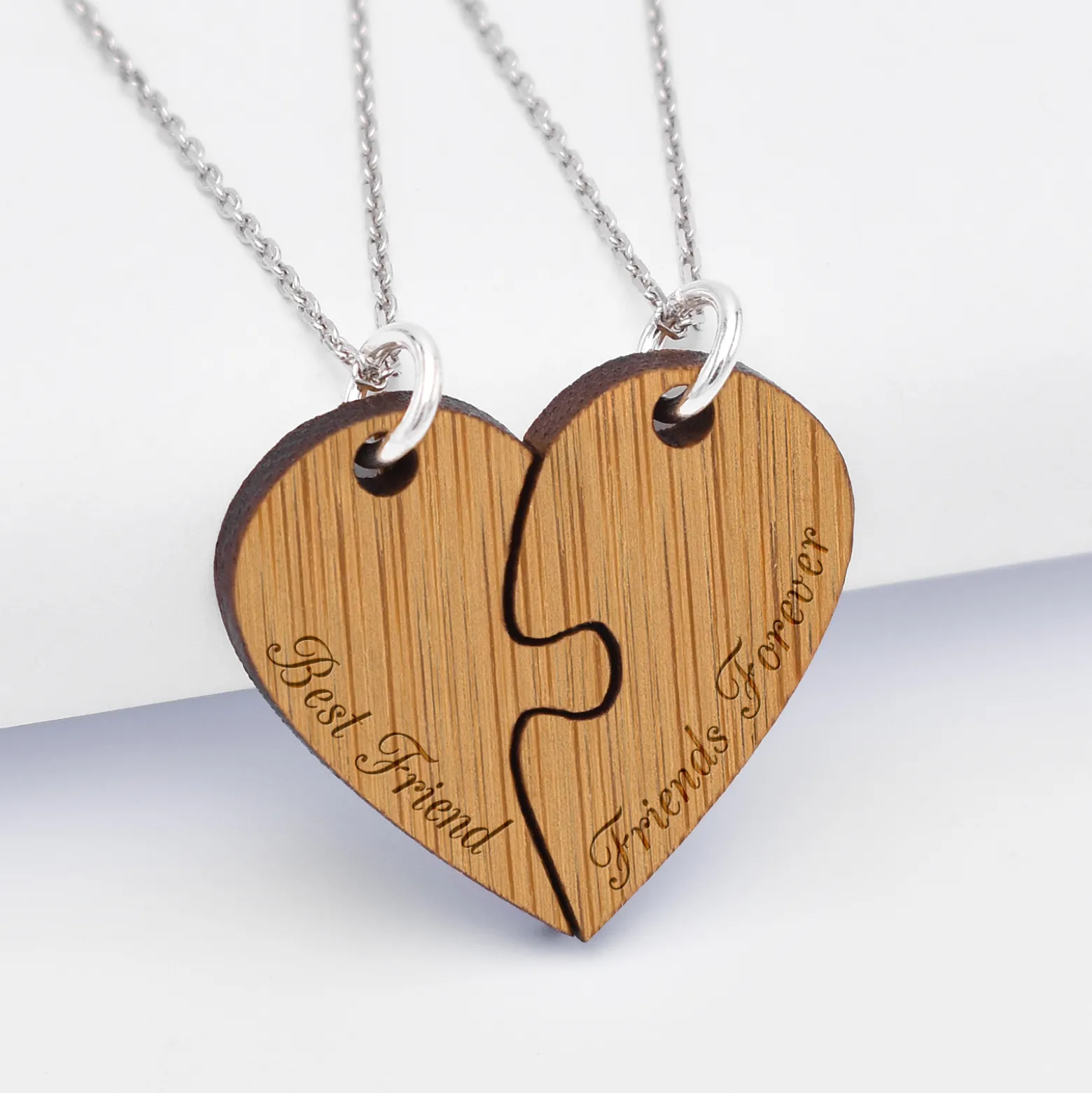 Duo de pendentifs personnalisés médailles gravées bois prénoms "coeur inséparable"