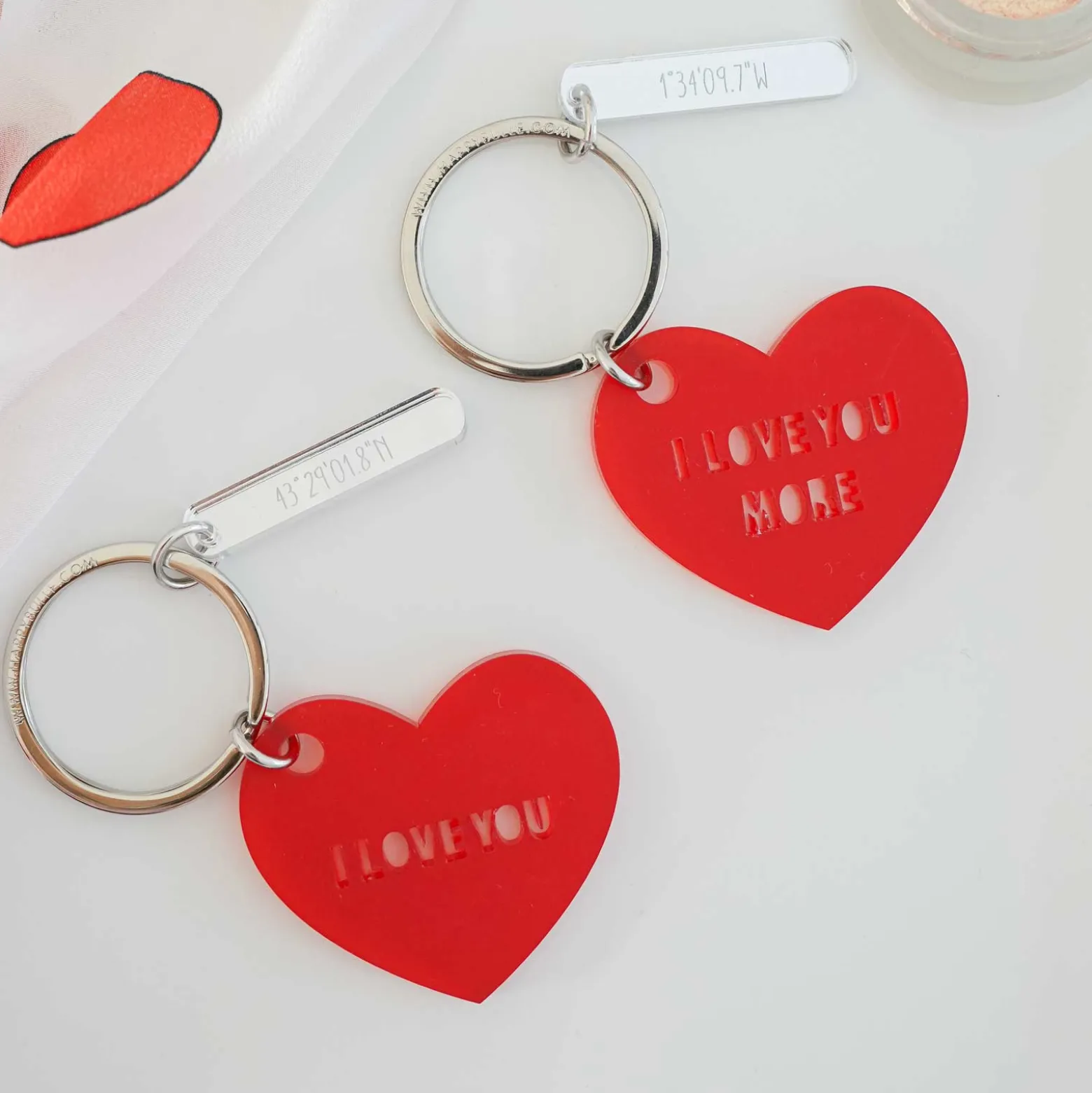 Duo de porte-clés personnalisés médailles coeur acrylique rouge et breloques miroir gravées 40x8 mm