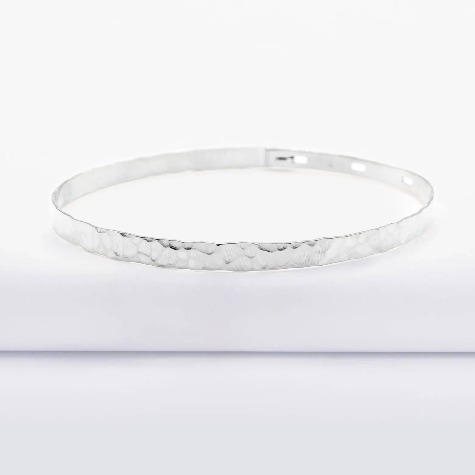 Jonc plat martelé argent