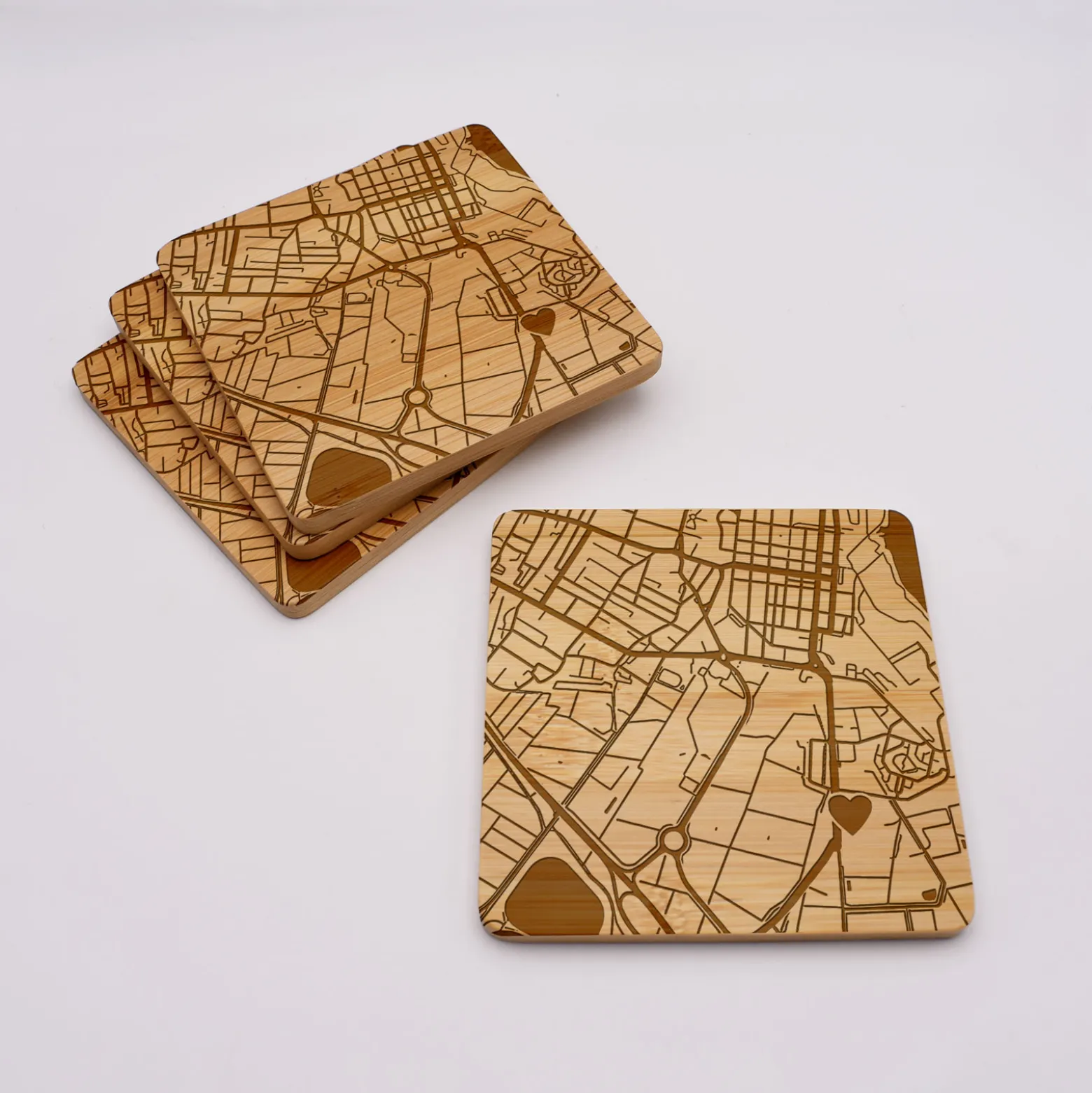 Lot de 4 sous-verres "Géo map" personnalisés gravés bambou 10x10 cm