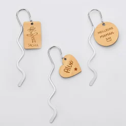 Marque page personnalisé acier médaille gravée bois