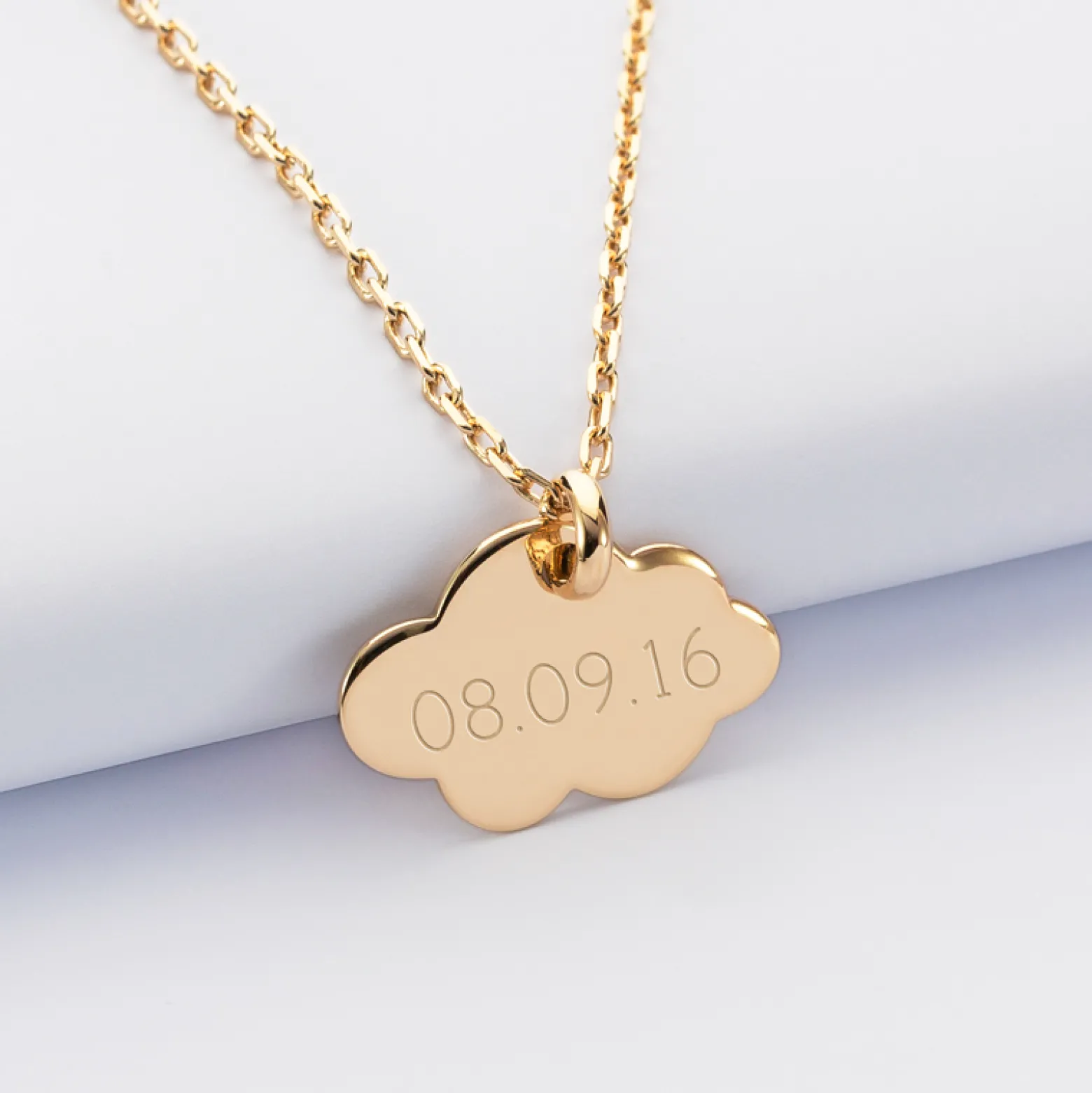 Pendentif baptême enfant personnalisé médaille gravée plaqué or nuage 20x14 mm