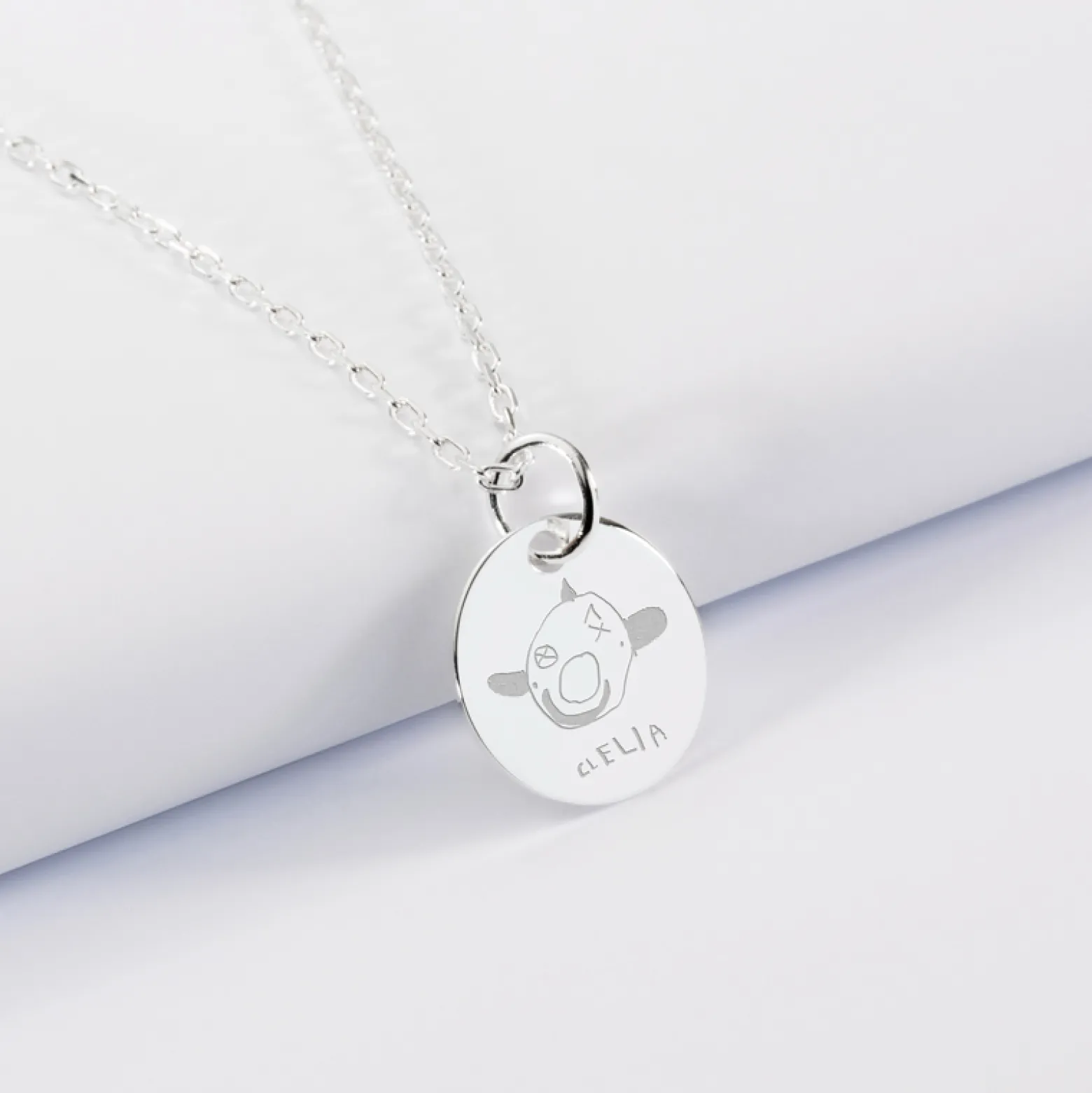 Pendentif enfant calligraphie personnalisé médaille gravée argent 15 mm