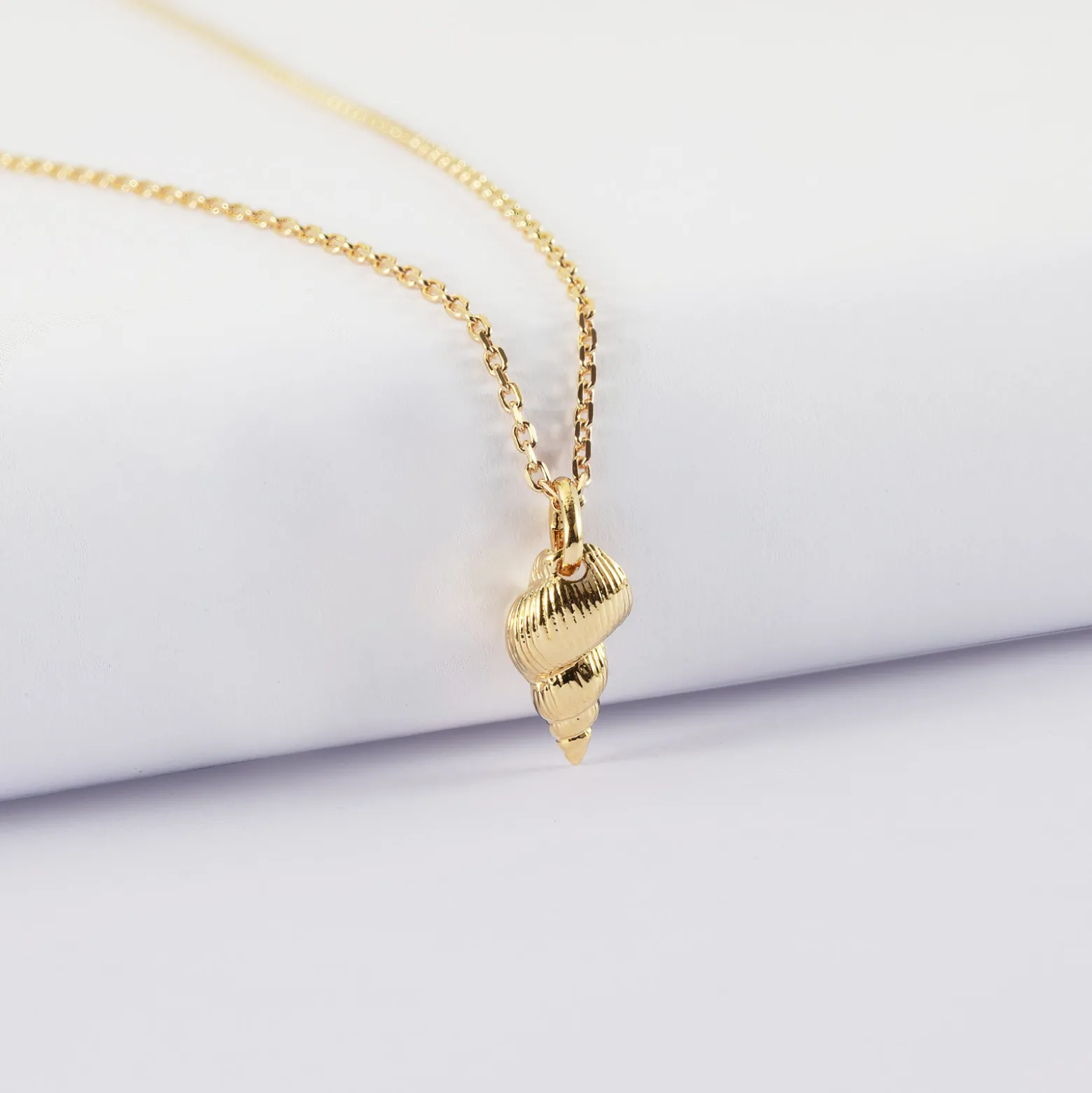 Pendentif enfant coquillage scalaire plaqué or 12 mm