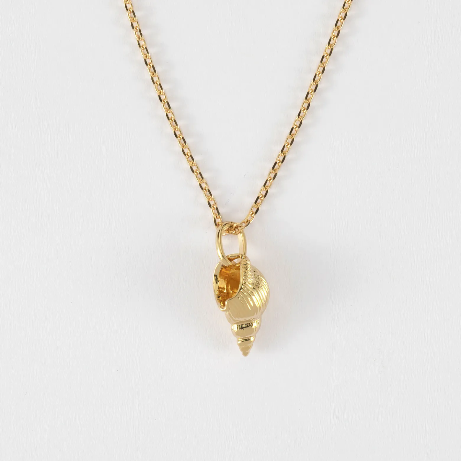 Pendentif enfant coquillage scalaire plaqué or 12 mm