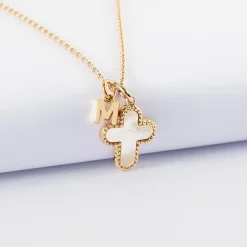 Pendentif enfant croix nacre plaqué or 16 mm et breloque lettre initiale 5 mm