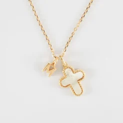 Pendentif enfant croix nacre plaqué or 16 mm et breloque lettre initiale 5 mm
