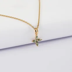 Pendentif enfant fleur pétales zircons plaqué or 10 mm