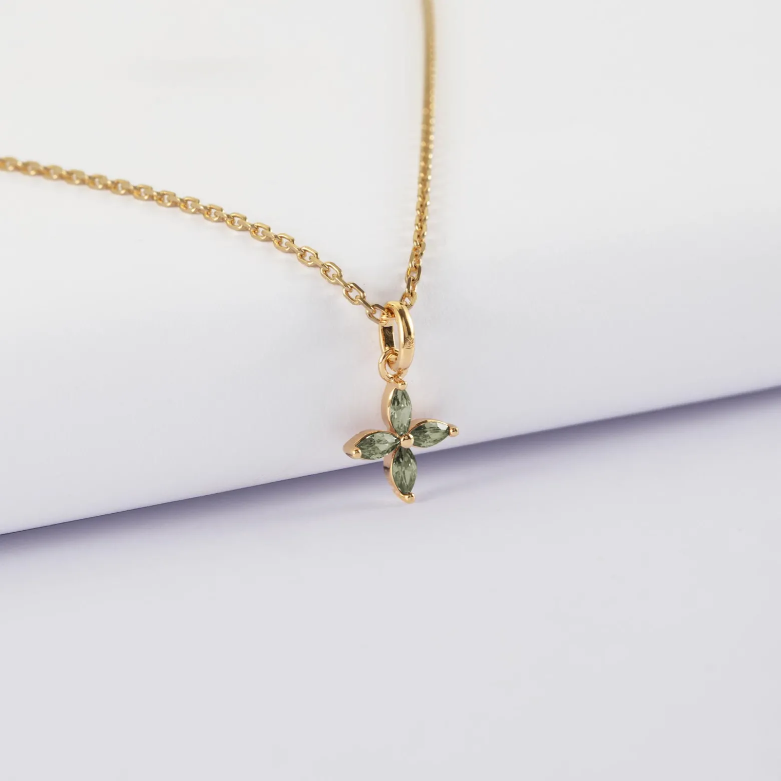 Pendentif enfant fleur pétales zircons plaqué or 10 mm