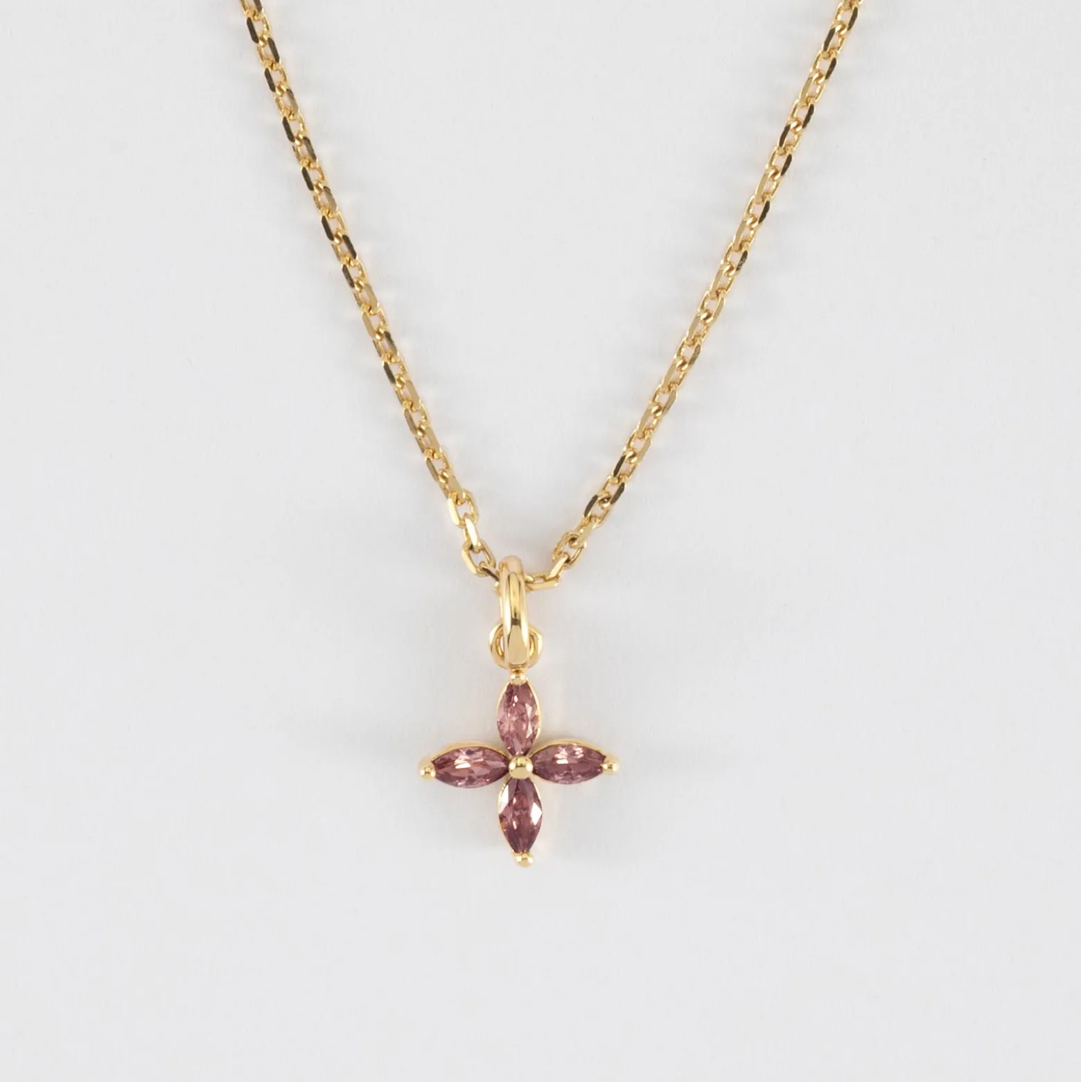 Pendentif enfant fleur pétales zircons plaqué or 10 mm