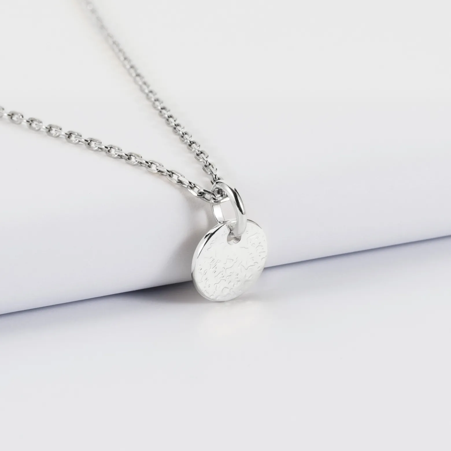 Pendentif enfant initiale personnalisé médaille martelée gravée argent 10 mm - Nos petits imparfaits