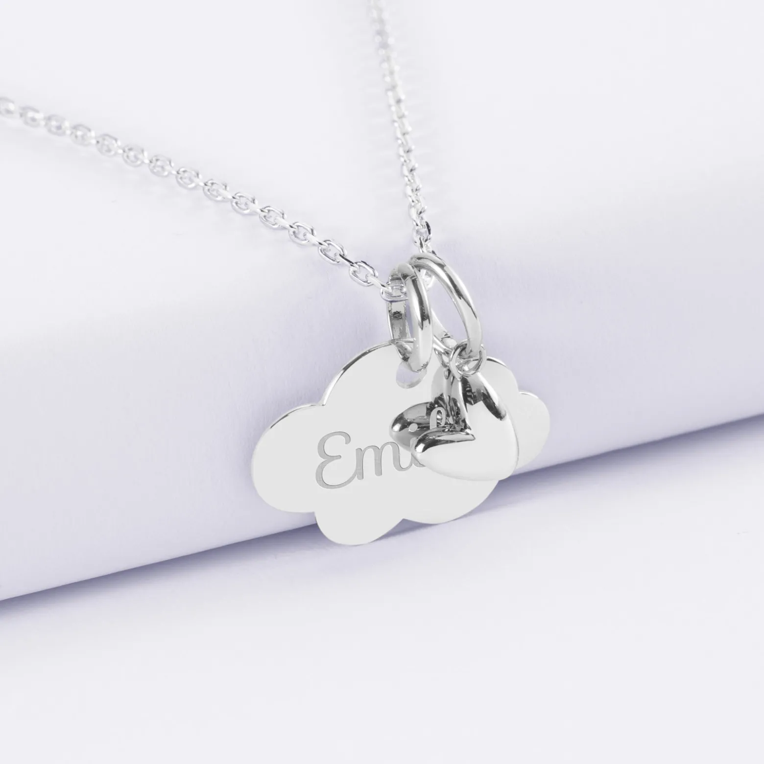 Pendentif enfant personnalisé médaille gravée argent nuage 20x14 mm et breloque petit coeur bombé 7 mm - HappyBulle x Atelier Wagram