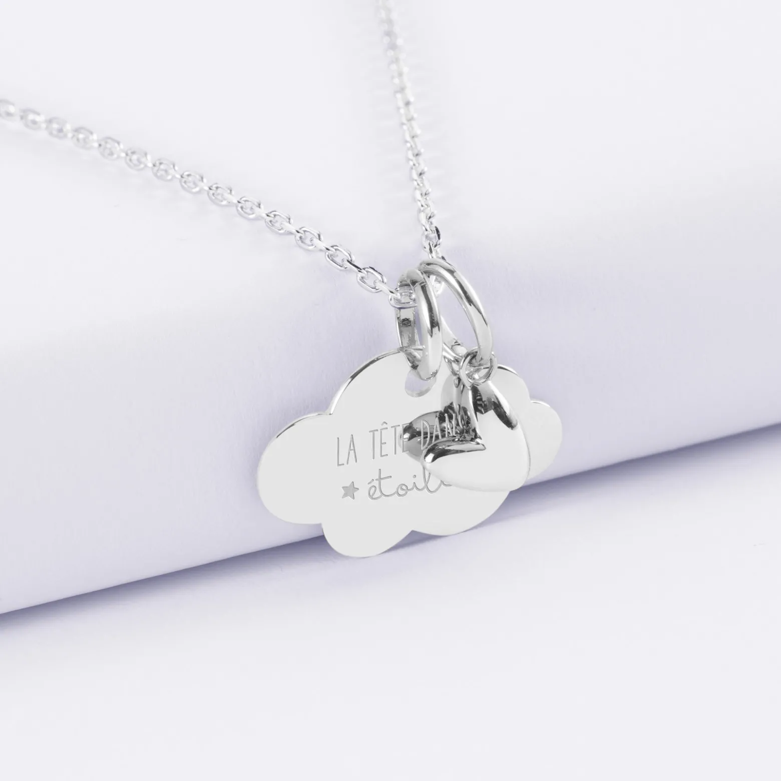 Pendentif enfant personnalisé médaille gravée argent nuage 20x14 mm et breloque petit coeur bombé 7 mm - HappyBulle x Atelier Wagram