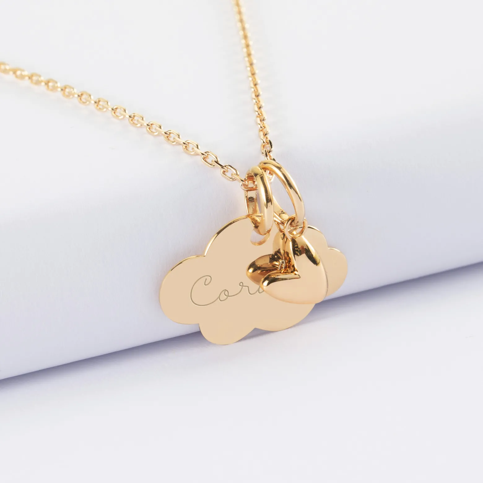 Pendentif enfant personnalisé médaille gravée plaqué or nuage 20x14 mm et breloque petit coeur bombé 7 mm - HappyBulle x Atelier Wagram