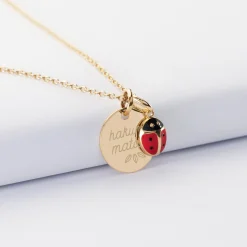 Pendentif enfant personnalisé médaille gravée plaqué or 15 mm et breloque email coccinelle 8 mm