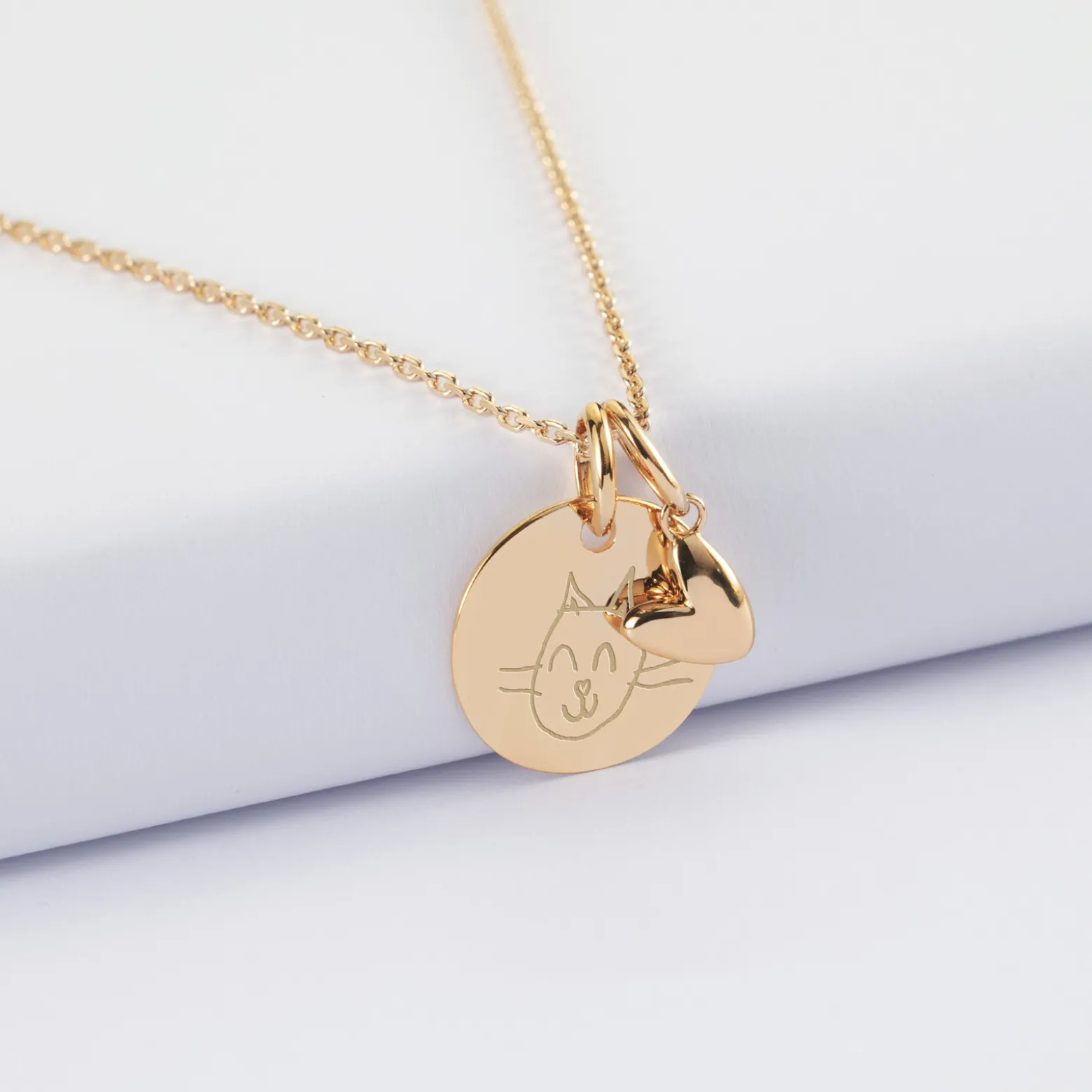Pendentif enfant personnalisé médaille gravée plaqué or 15 mm et breloque petit coeur bombé 7 mm - HappyBulle x Atelier Wagram