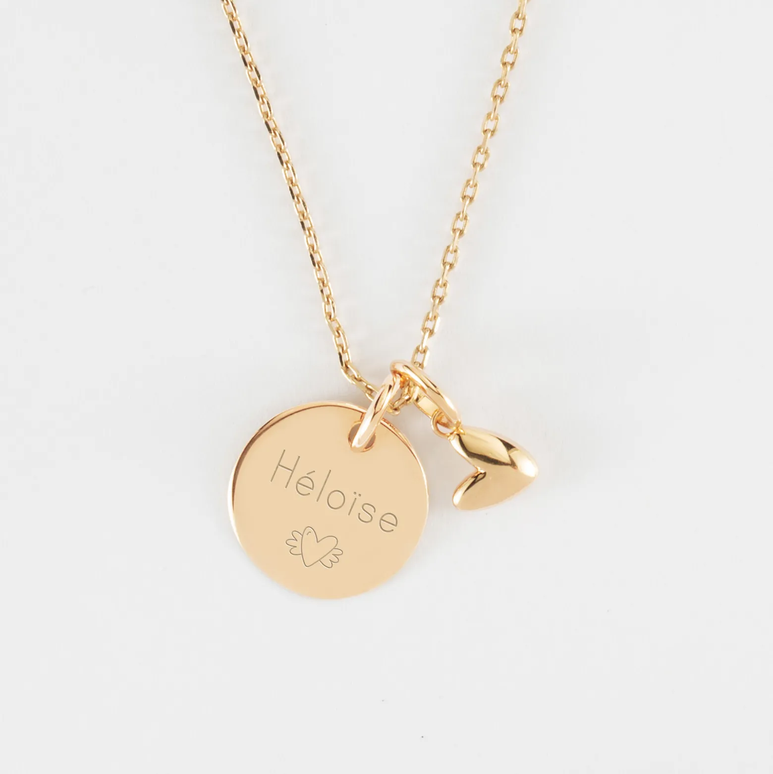 Pendentif enfant personnalisé médaille gravée plaqué or 15 mm et breloque petit coeur bombé 7 mm - HappyBulle x Atelier Wagram