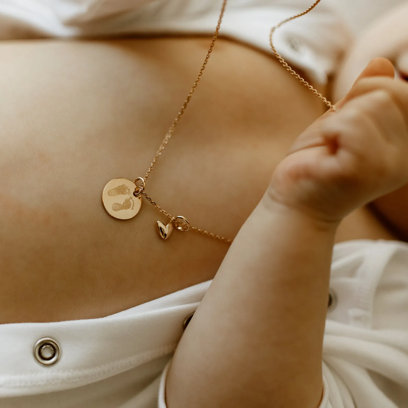 Pendentif enfant personnalisé médaille gravée plaqué or 15 mm et breloque petit coeur bombé 7 mm - HappyBulle x Atelier Wagram