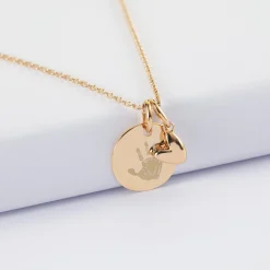 Pendentif enfant personnalisé médaille gravée plaqué or 15 mm et breloque petit coeur bombé 7 mm - HappyBulle x Atelier Wagram