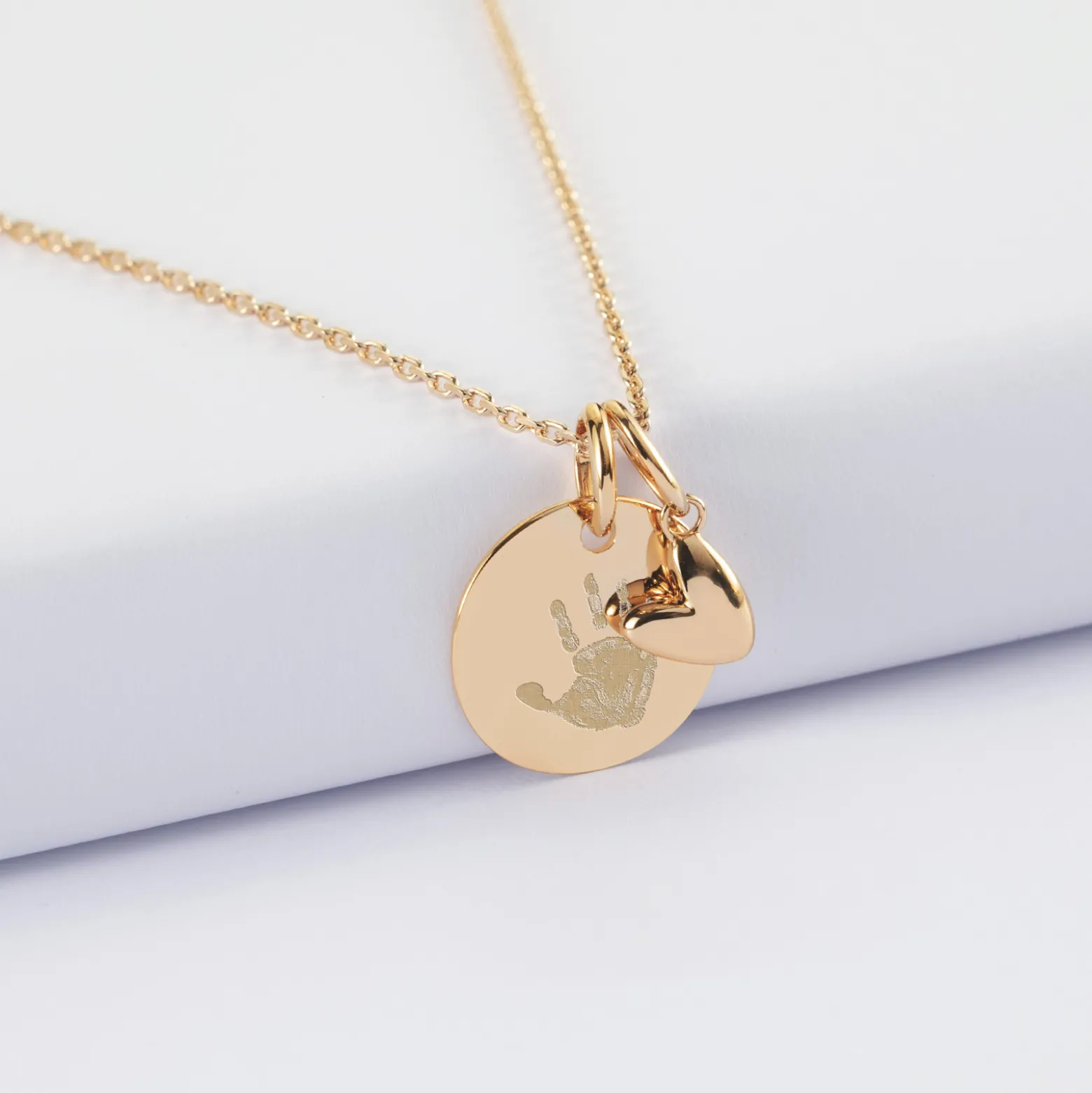 Pendentif enfant personnalisé médaille gravée plaqué or 15 mm et breloque petit coeur bombé 7 mm - HappyBulle x Atelier Wagram