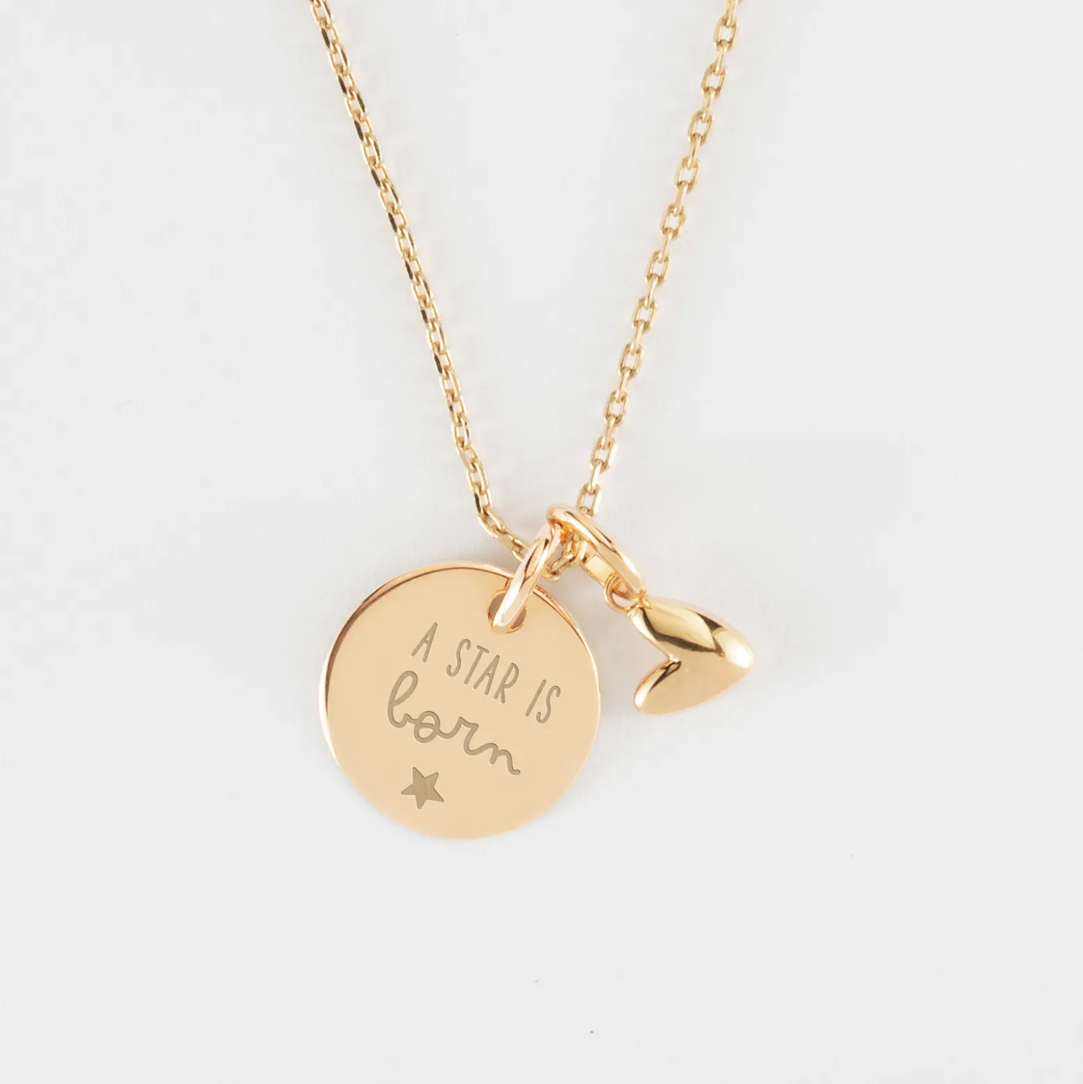 Pendentif enfant personnalisé médaille gravée plaqué or 15 mm et breloque petit coeur bombé 7 mm - HappyBulle x Atelier Wagram