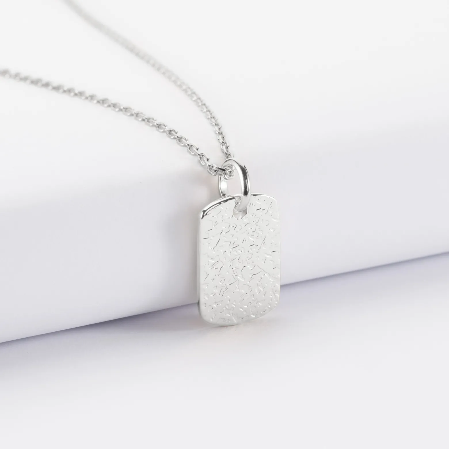 Pendentif enfant personnalisé médaille gravée martelée argent rectangle 17x11 mm