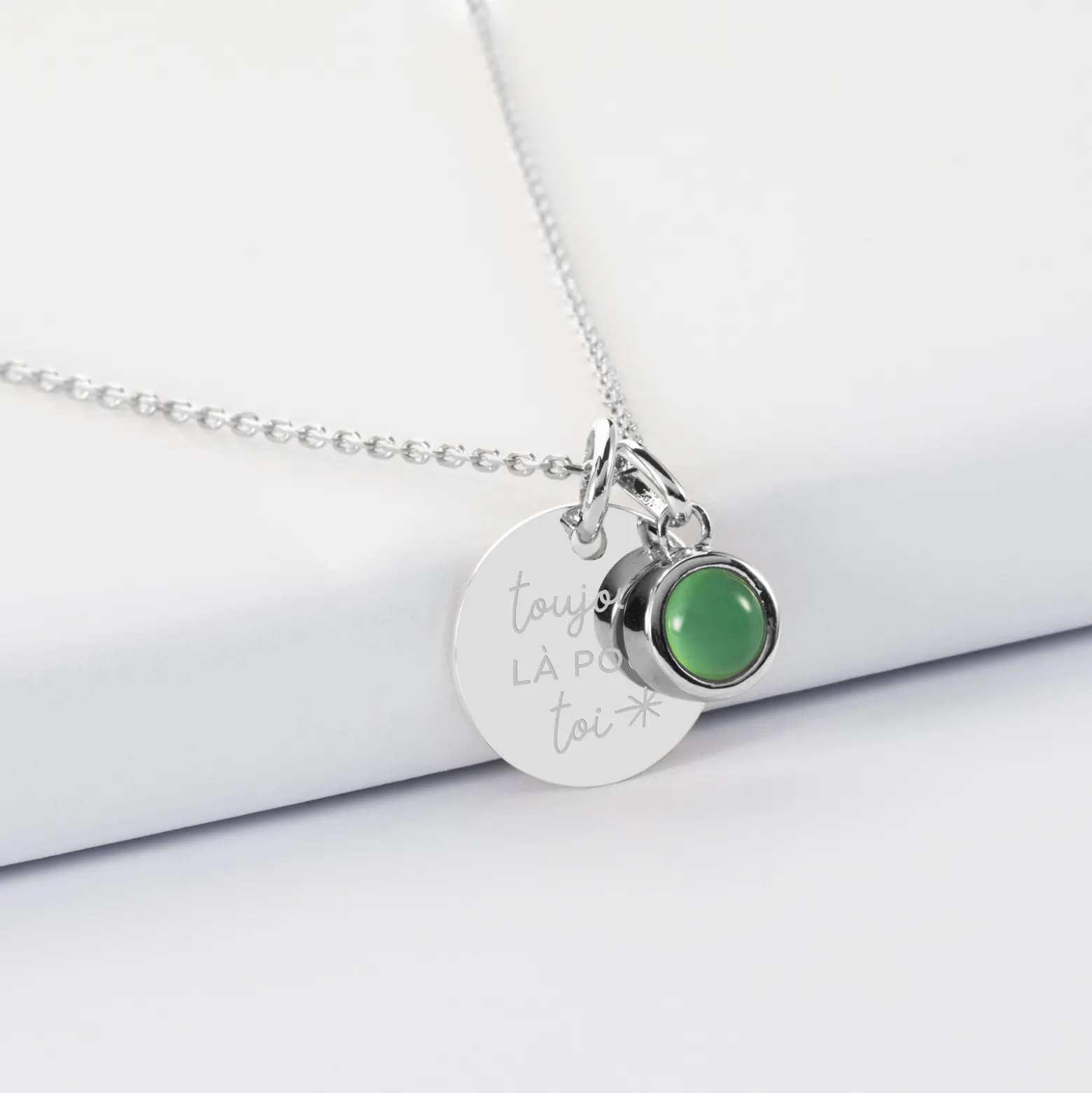 Pendentif enfant personnalisé médaille gravée argent 15 mm et breloque pierre naturelle 8 mm