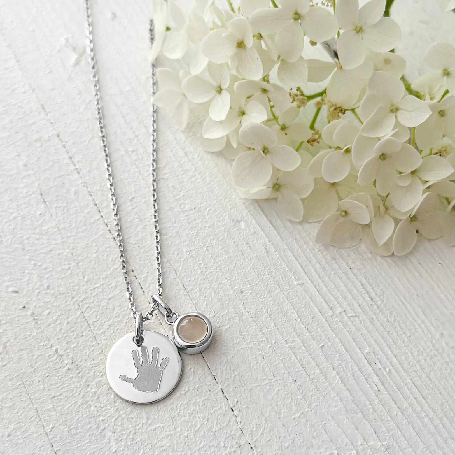 Pendentif enfant personnalisé médaille gravée argent 15 mm et breloque pierre naturelle 8 mm
