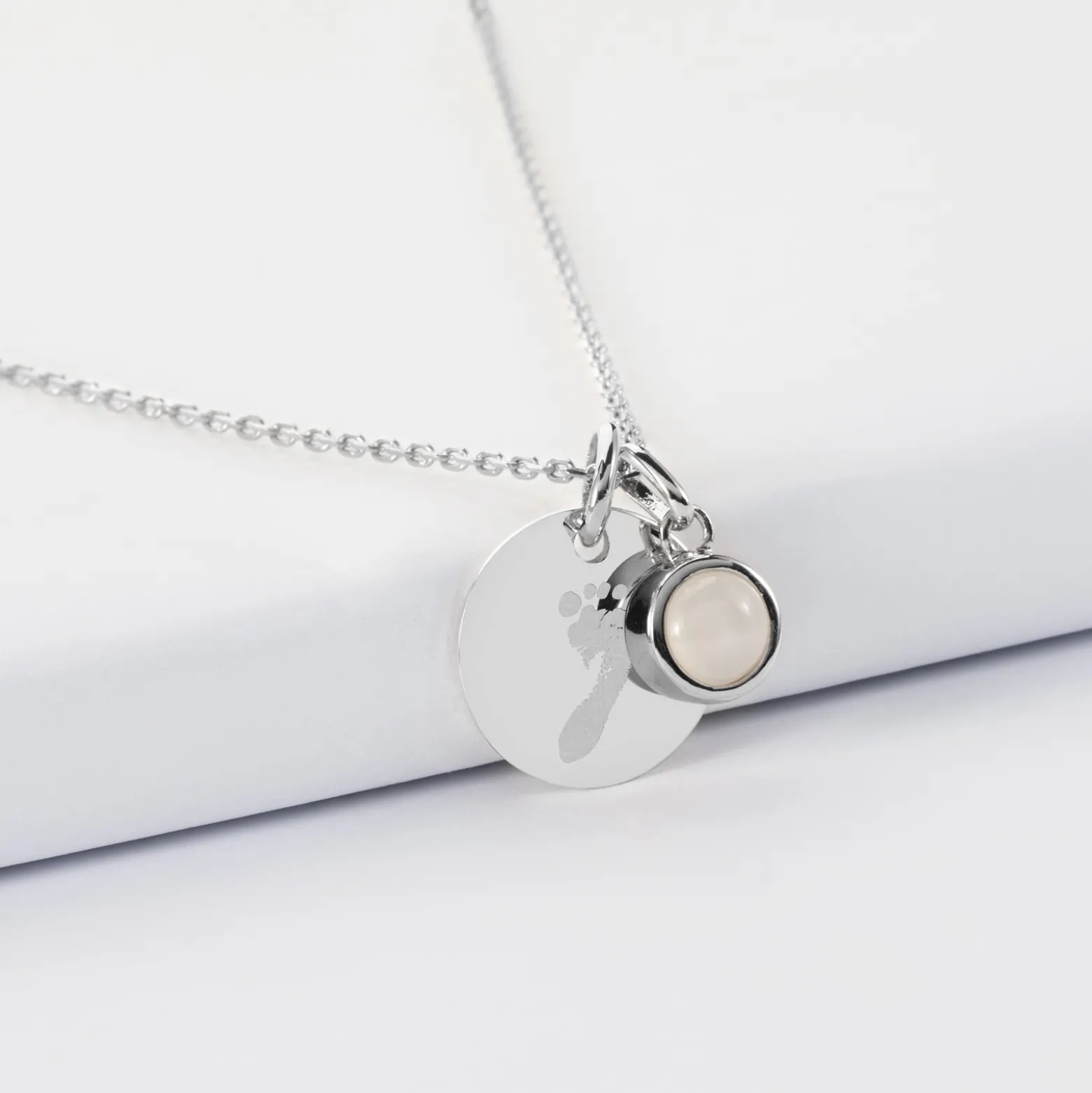 Pendentif enfant personnalisé médaille gravée argent 15 mm et breloque pierre naturelle 8 mm