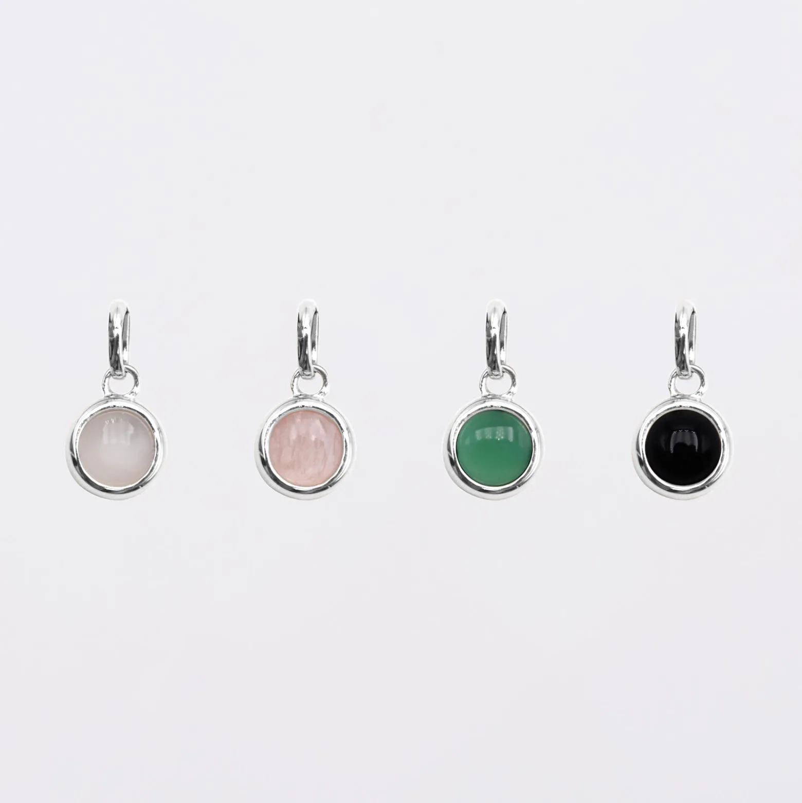 Pendentif enfant personnalisé médaille gravée argent 15 mm et breloque pierre naturelle 8 mm