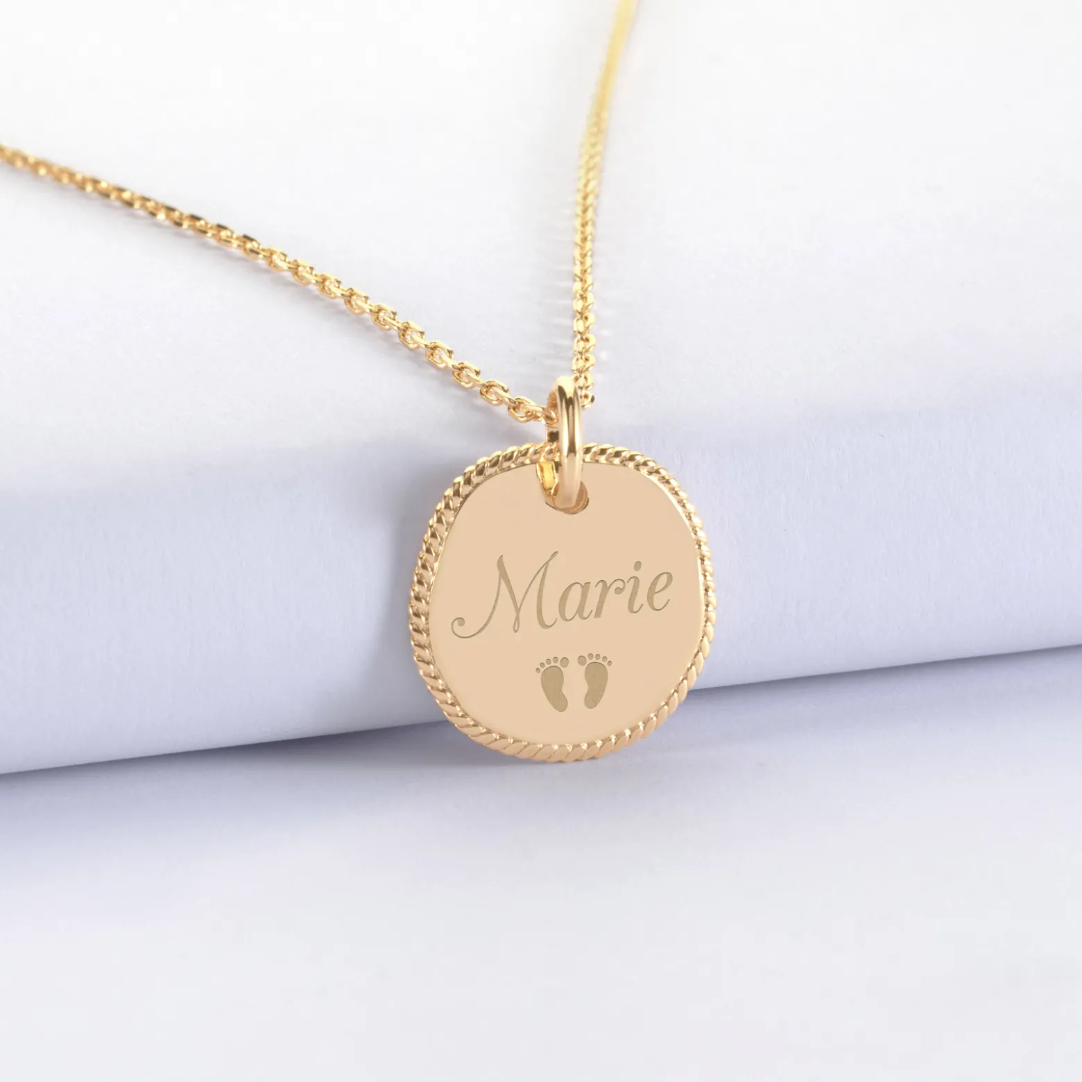 Pendentif enfant personnalisé médaille contour tressé gravée plaqué or 17 mm