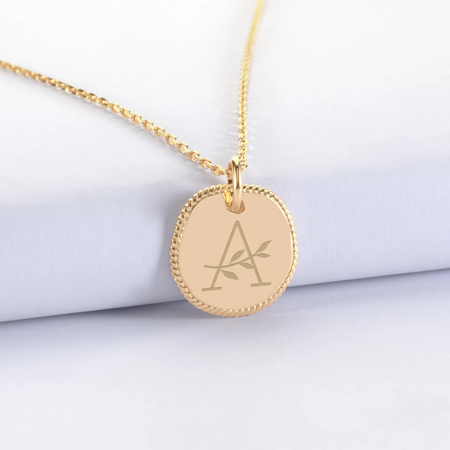 Pendentif enfant personnalisé médaille contour tressé gravée plaqué or 17 mm