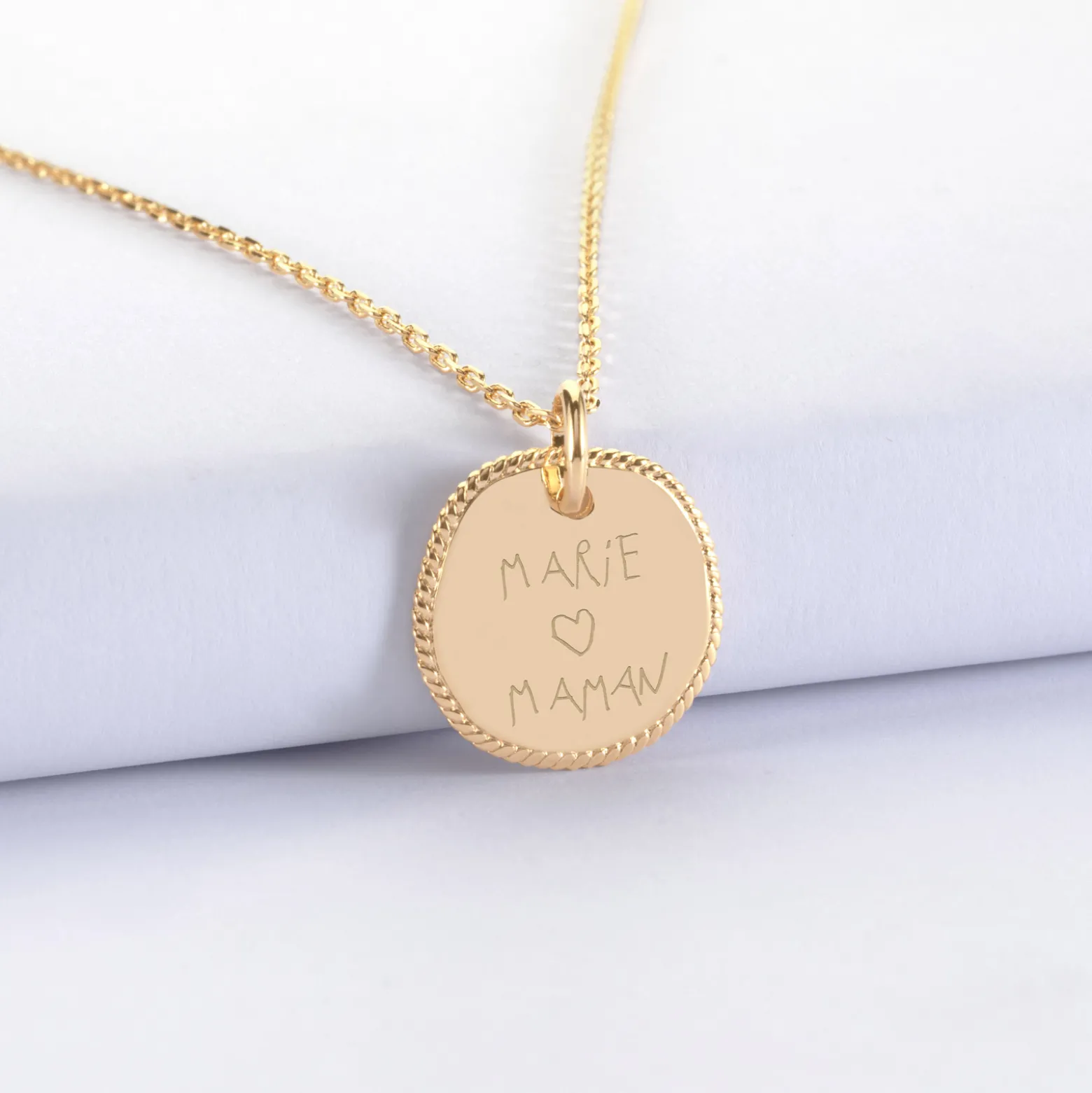 Pendentif enfant personnalisé médaille contour tressé gravée plaqué or 17 mm