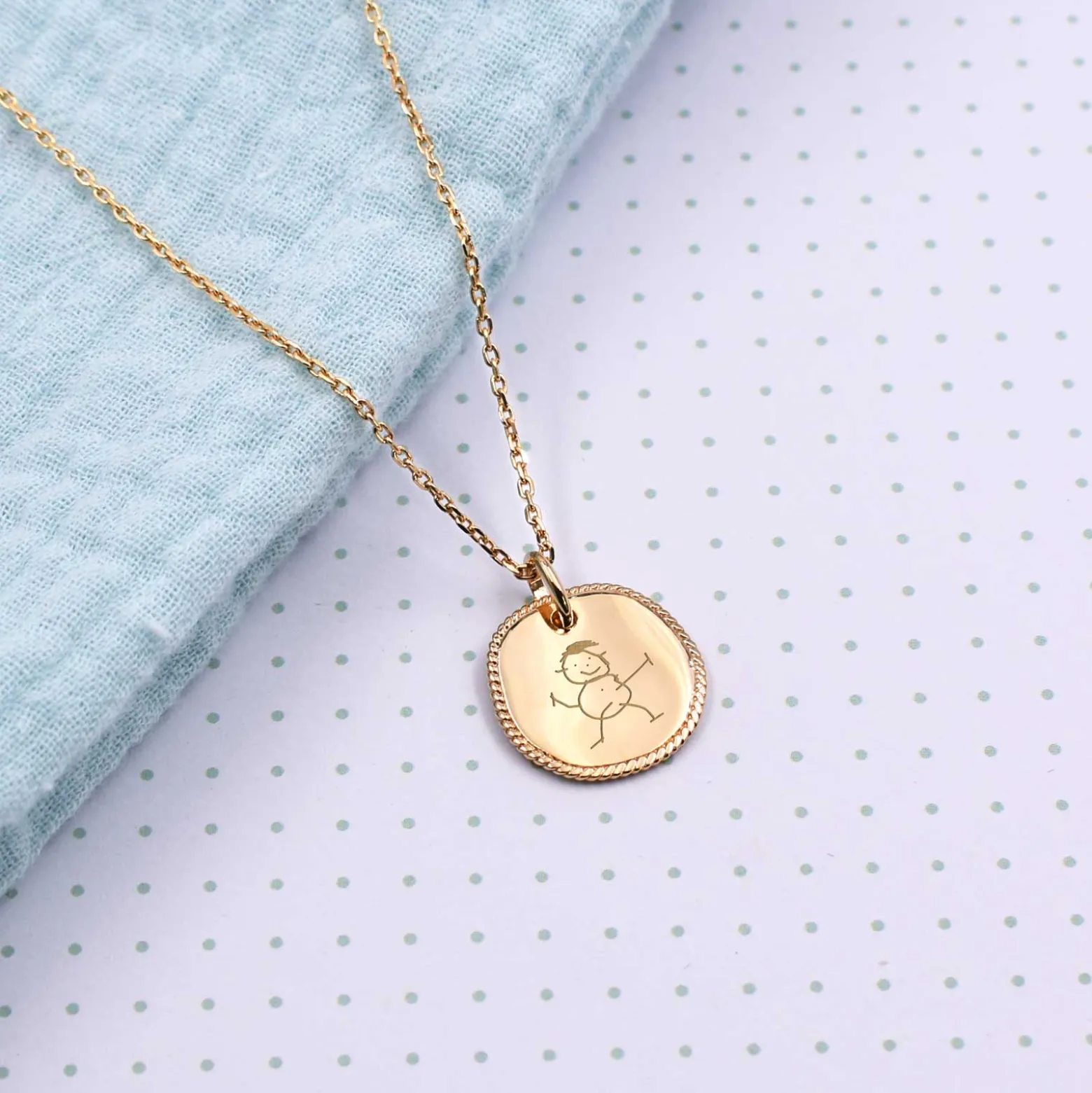 Pendentif enfant personnalisé médaille contour tressé gravée plaqué or 17 mm