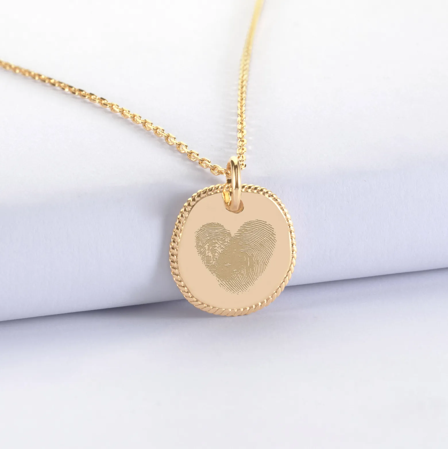 Pendentif enfant personnalisé médaille contour tressé gravée plaqué or 17 mm