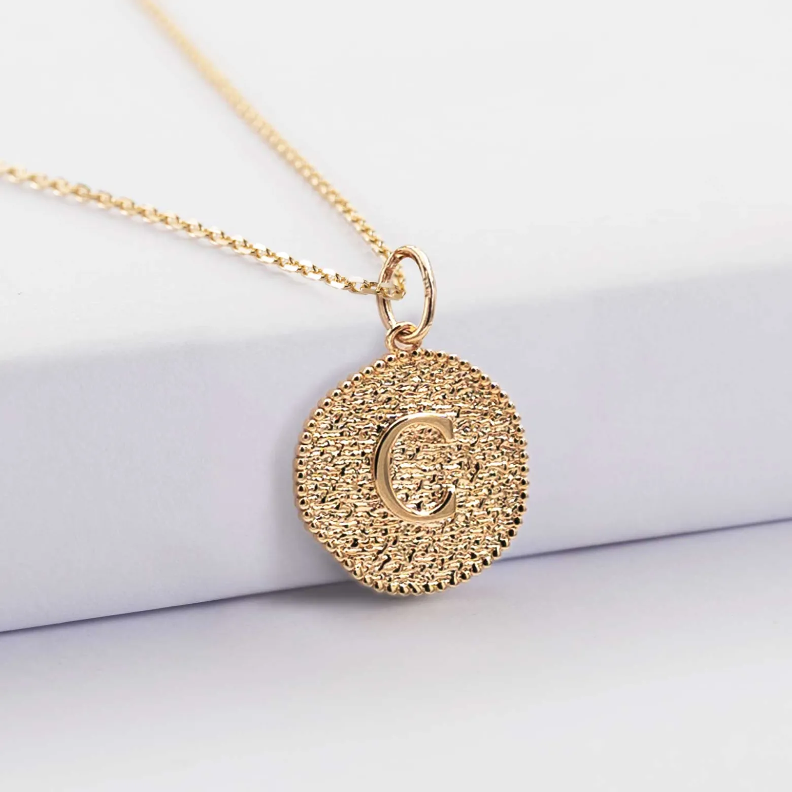 Pendentif enfant personnalisé médaille gravée plaqué or lettre initiale texturée 14 mm