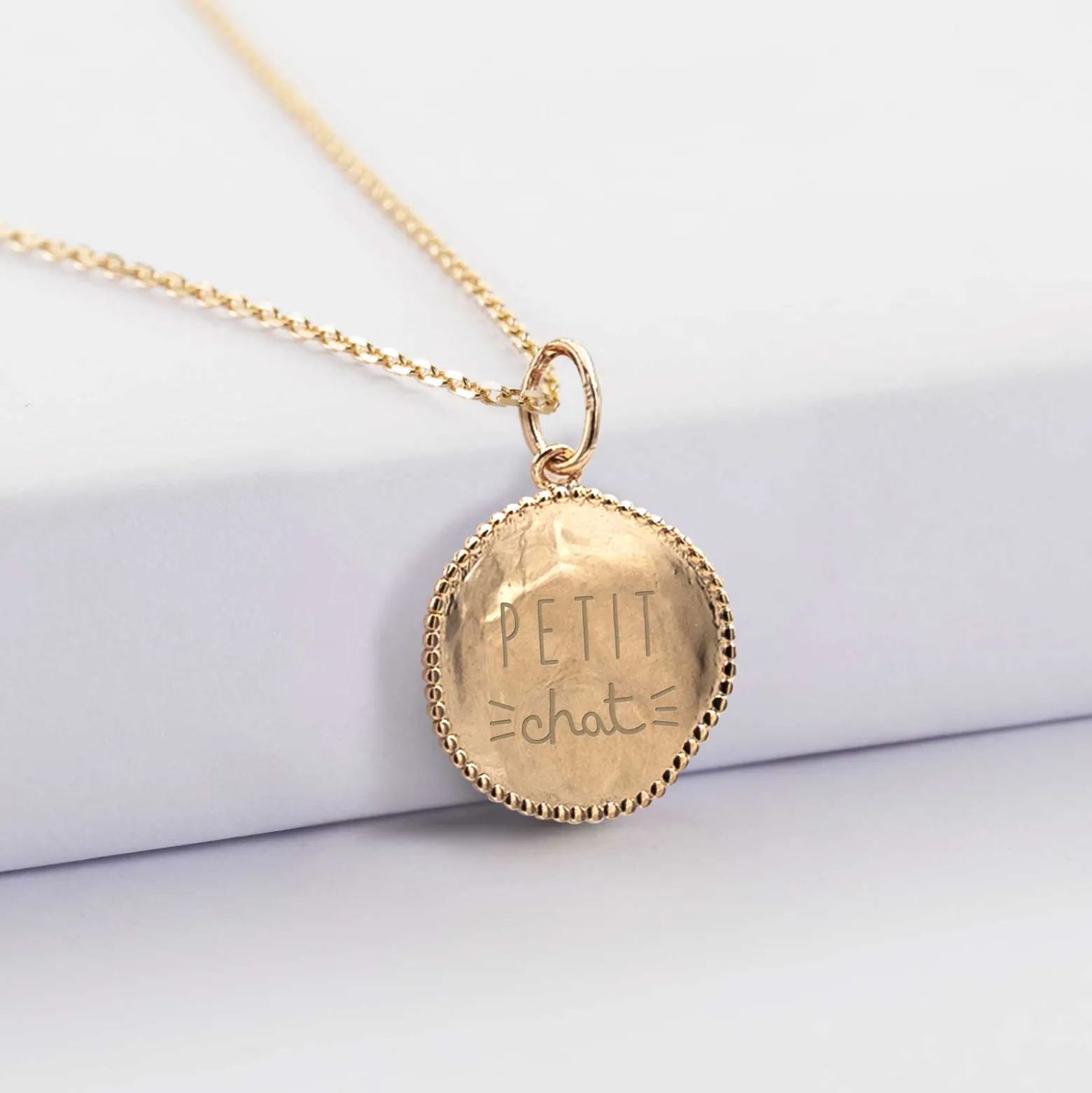 Pendentif enfant personnalisé médaille gravée plaqué or lettre initiale texturée 14 mm