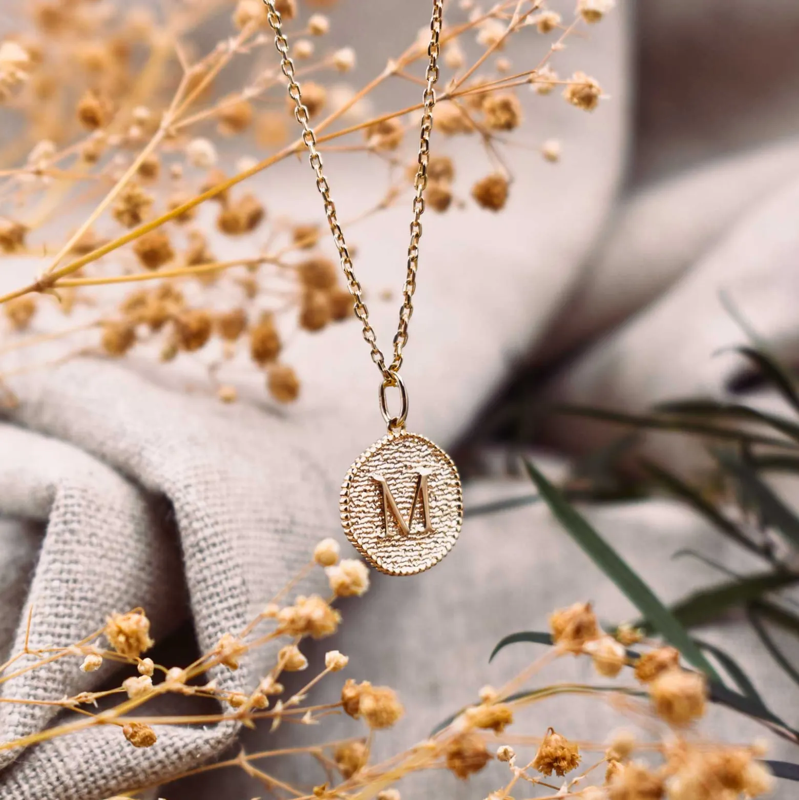 Pendentif enfant personnalisé médaille gravée plaqué or lettre initiale texturée 14 mm