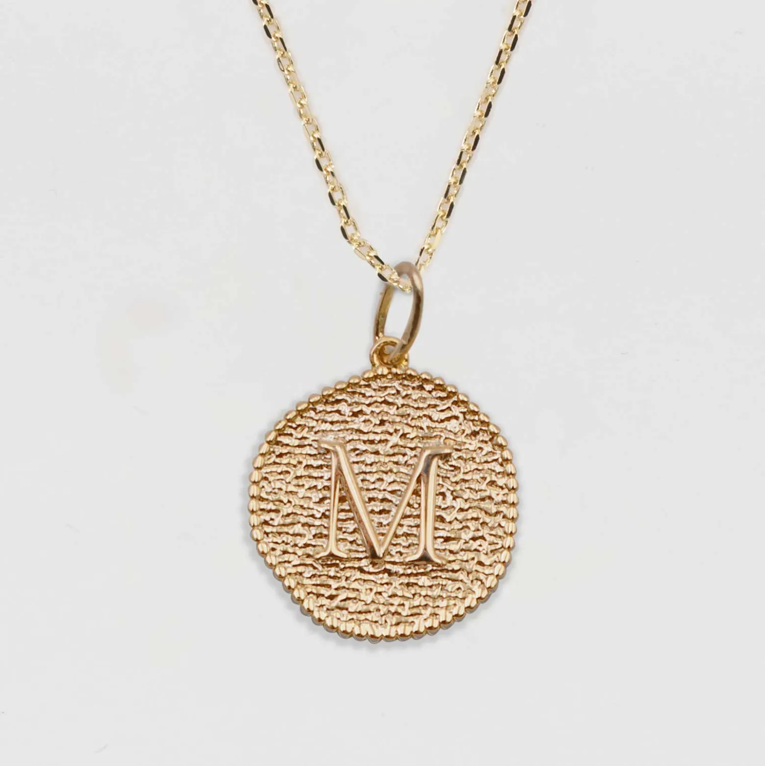Pendentif enfant personnalisé médaille gravée plaqué or lettre initiale texturée 14 mm