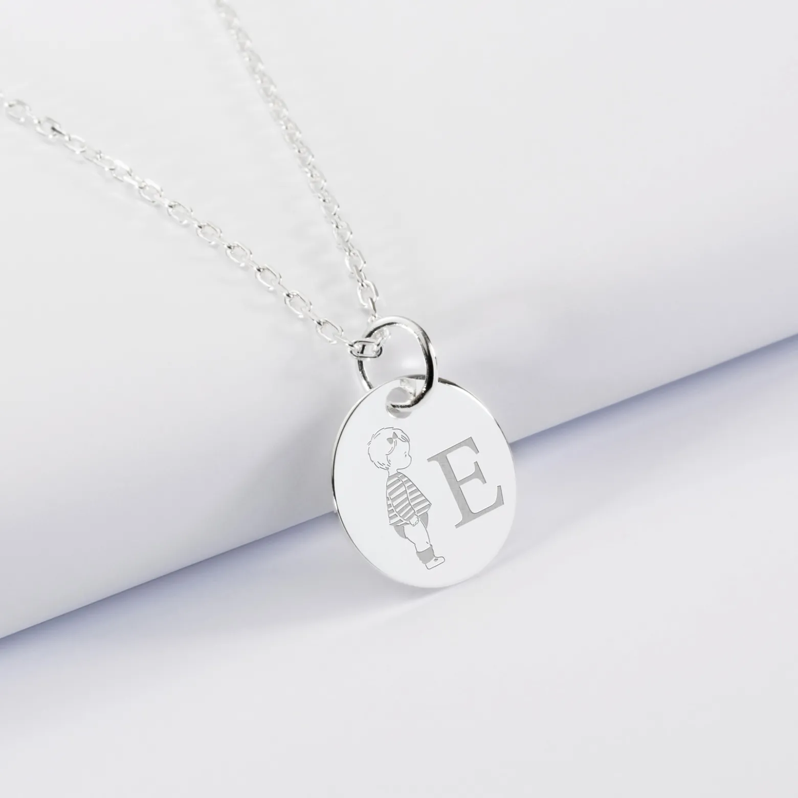Pendentif enfant personnalisé initiale médaille gravée argent 15 mm - HappyBulle x Marie Savart