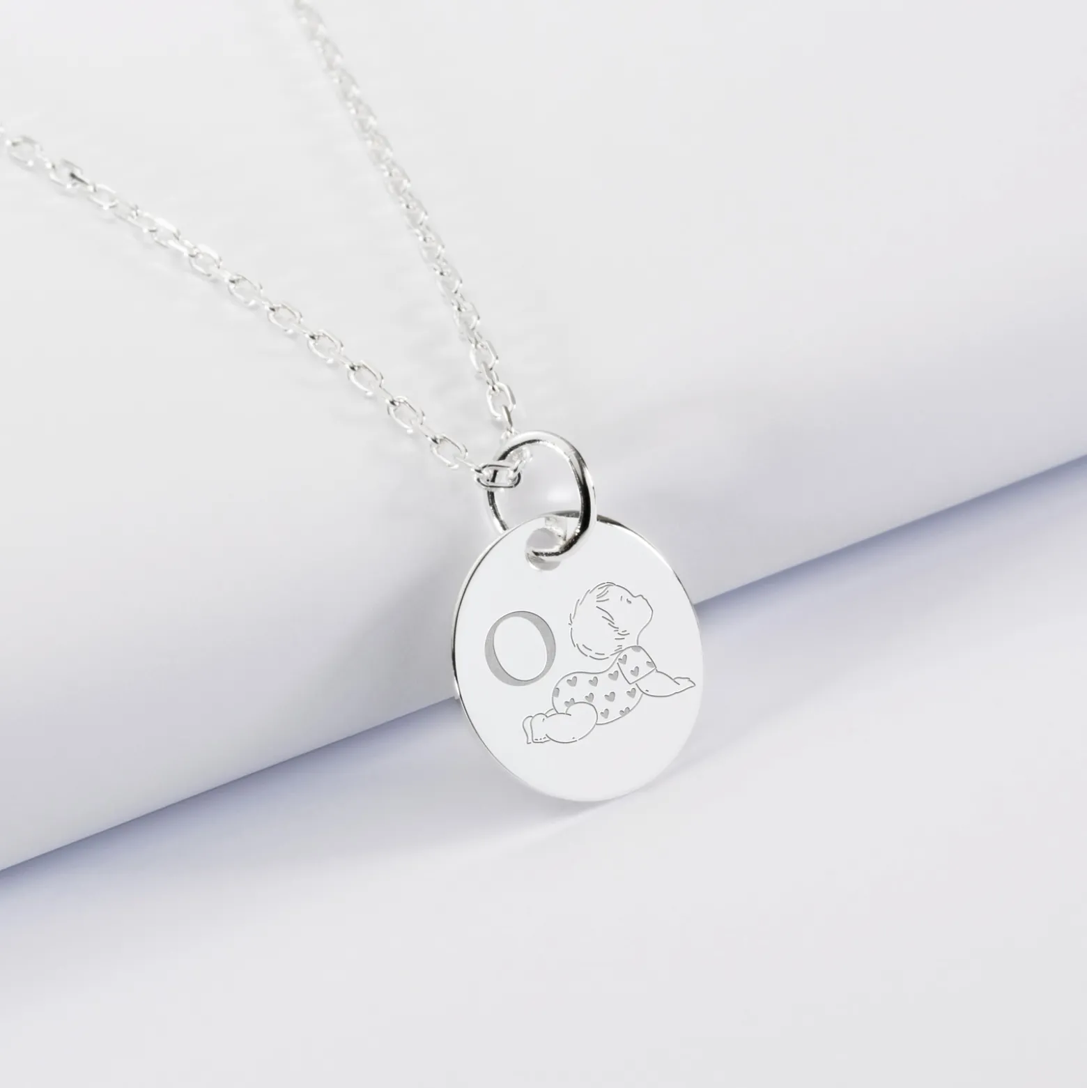 Pendentif enfant personnalisé initiale médaille gravée argent 15 mm - HappyBulle x Marie Savart