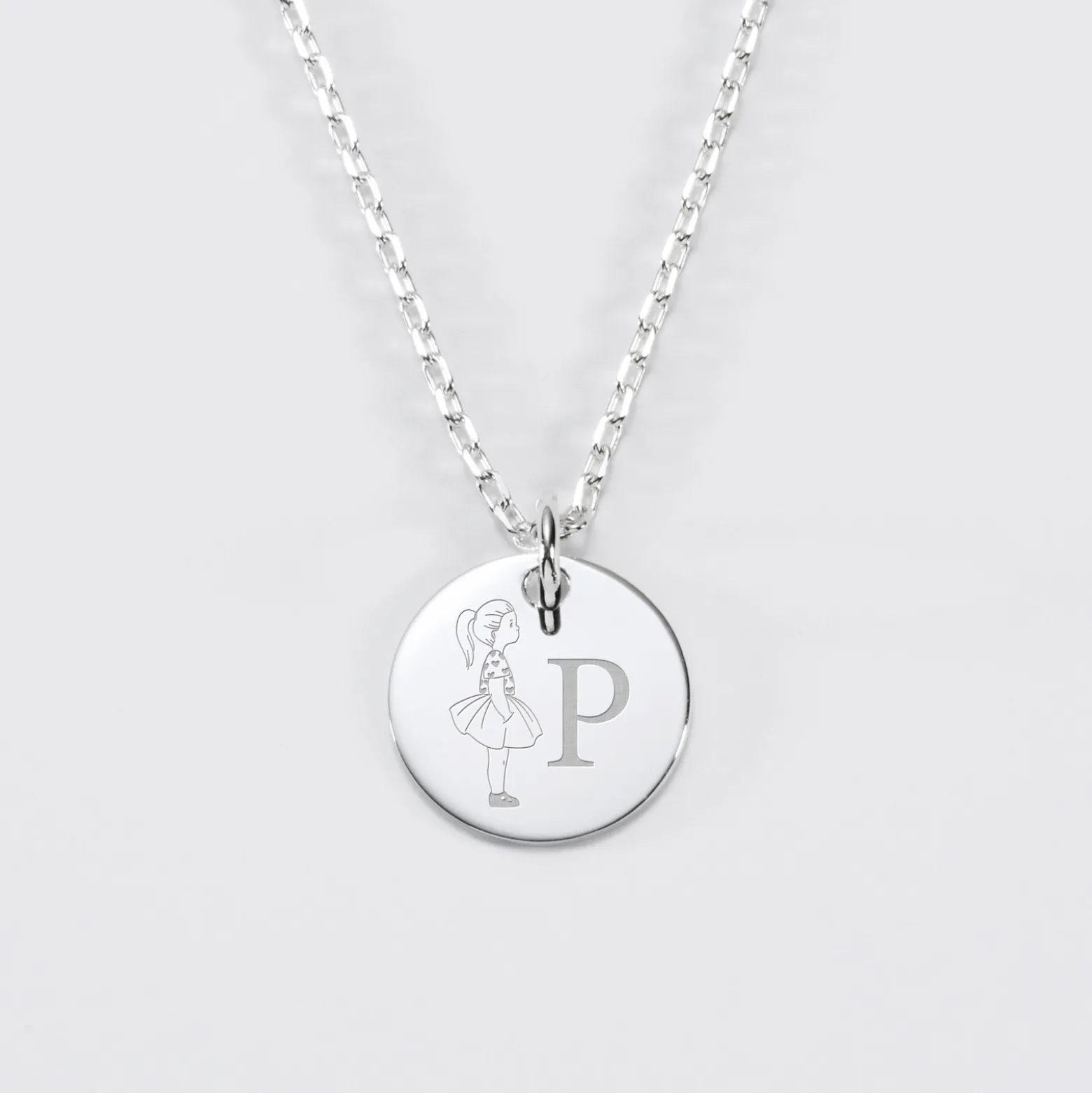 Pendentif enfant personnalisé initiale médaille gravée argent 15 mm - HappyBulle x Marie Savart