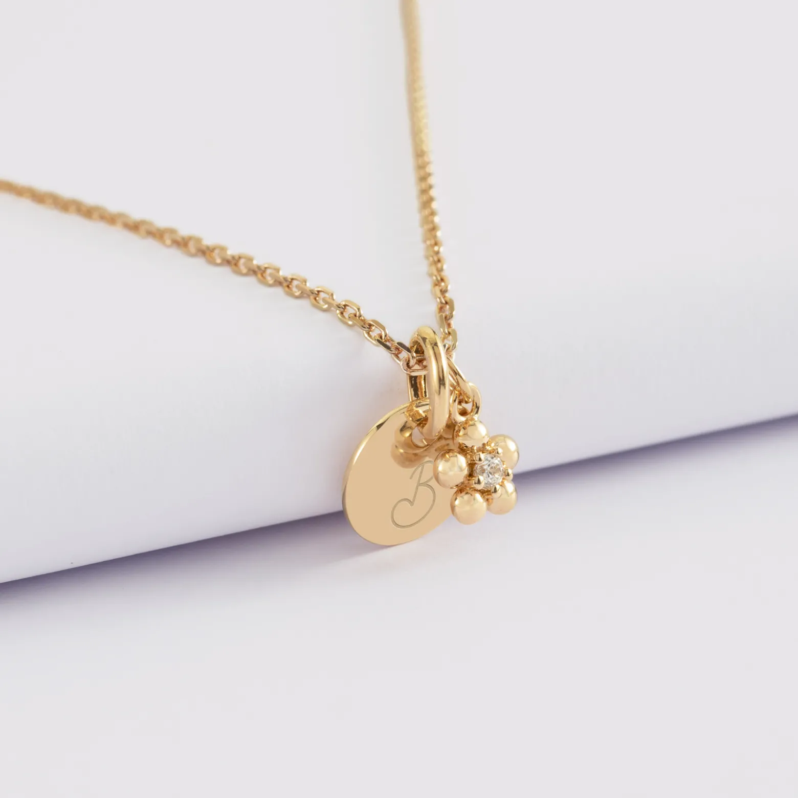 Pendentif enfant personnalisé médaille gravée plaqué or 10 mm et breloque fleur zircon plaqué or 8 mm