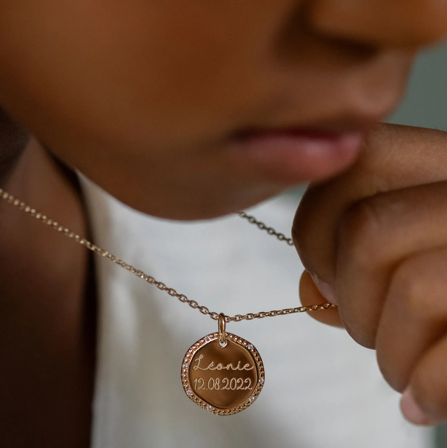 Pendentif enfant personnalisé médaille contour scintillant gravée plaqué or 16 mm