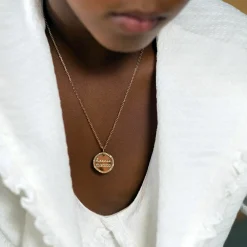 Pendentif enfant personnalisé médaille contour scintillant gravée plaqué or 16 mm