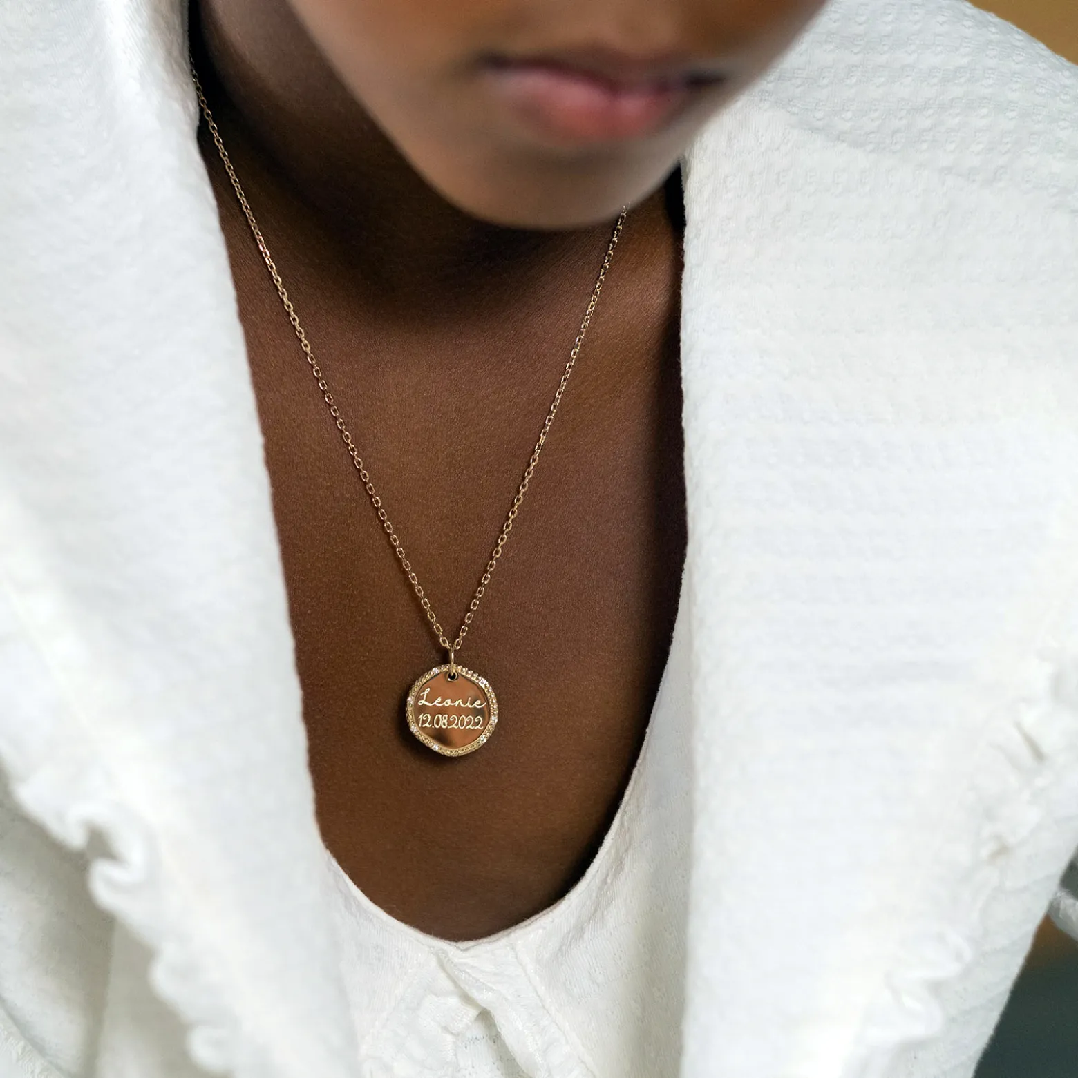 Pendentif enfant personnalisé médaille contour scintillant gravée plaqué or 16 mm