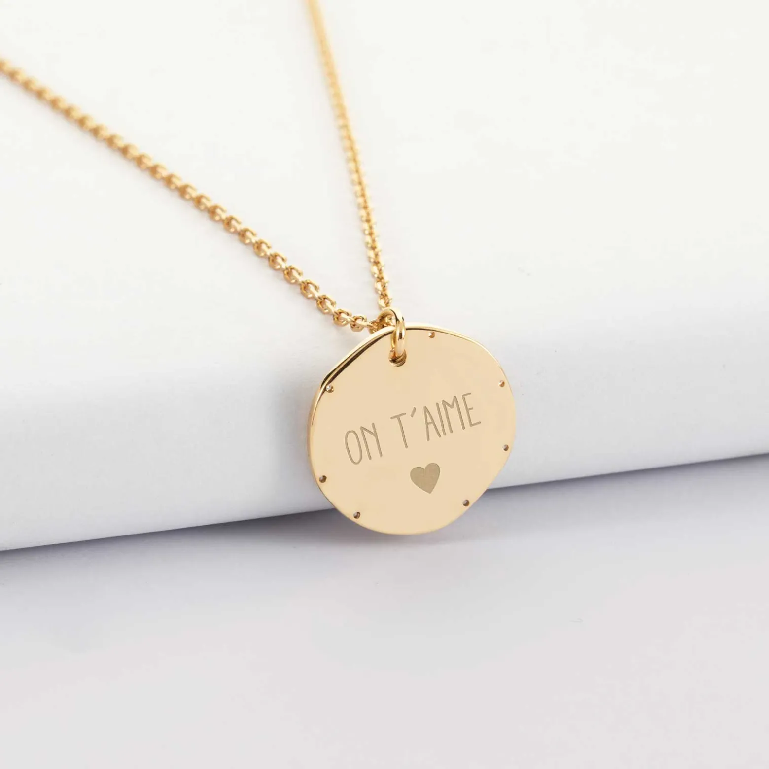 Pendentif enfant personnalisé médaille contour scintillant gravée plaqué or 16 mm