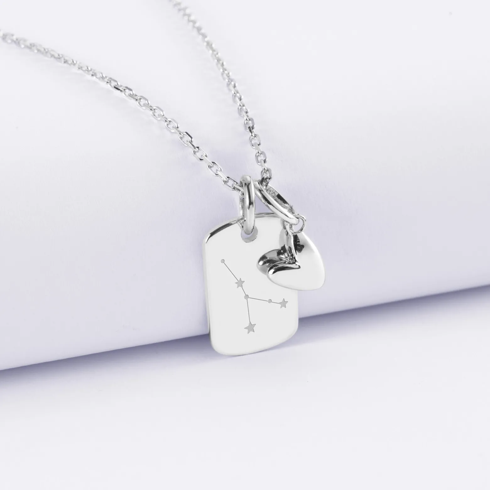 Pendentif enfant personnalisé médaille gravée argent rectangle 17x11 mm et breloque petit coeur bombé 7 mm - HappyBulle x Atelier Wagram